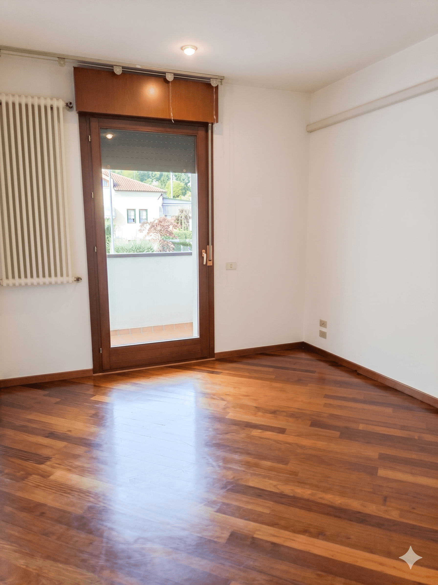 Foto immobiliare ottimizzata con correzione luce e prospettiva