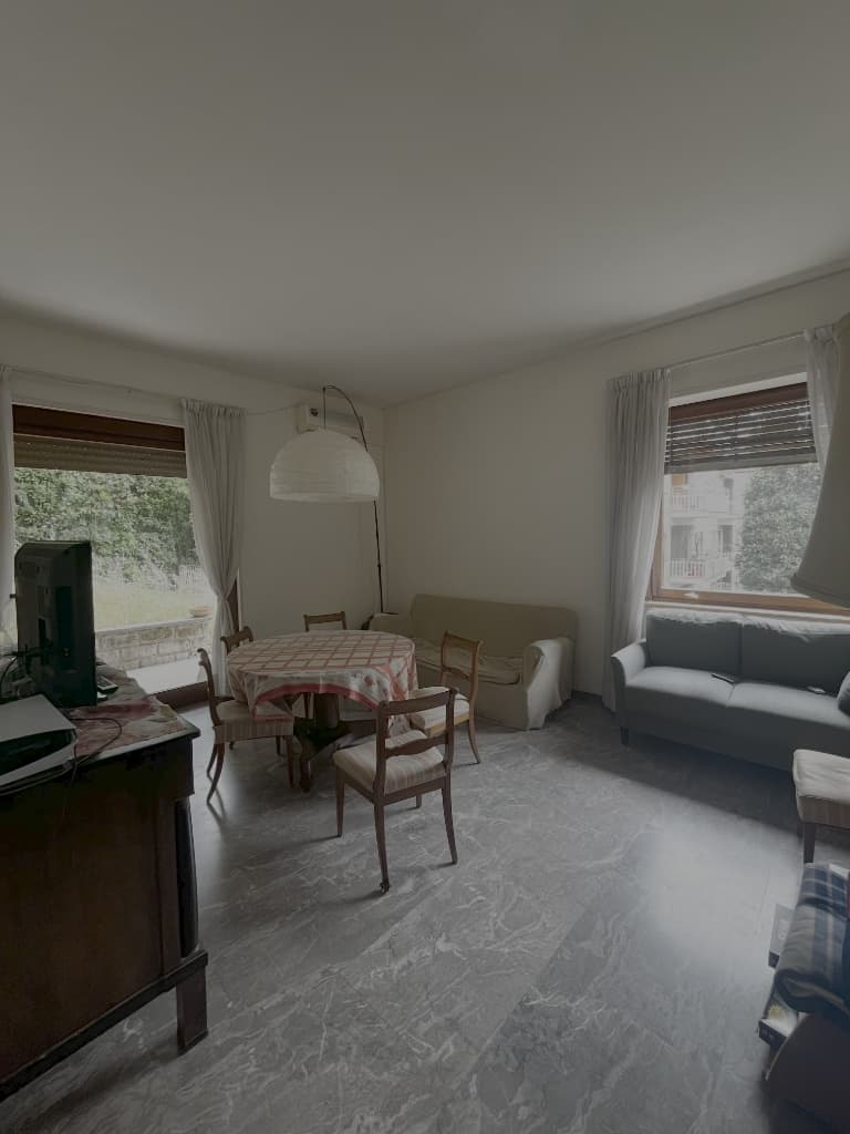 Soggiorno con arredamento originale